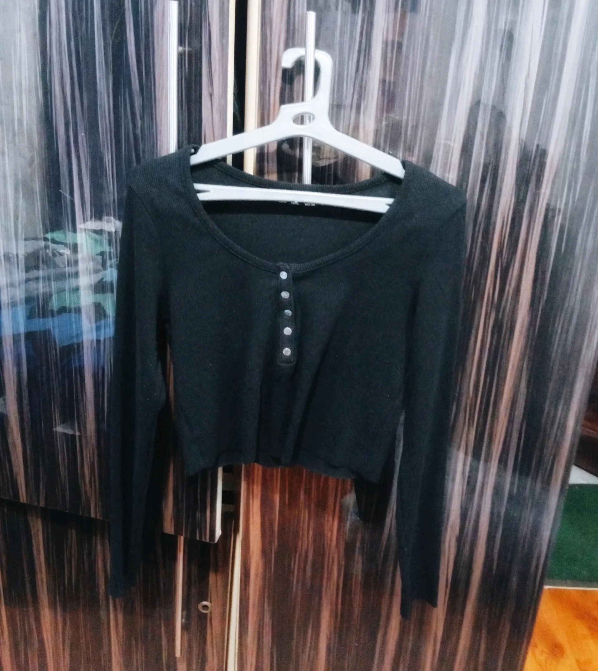 Black Long Sleeve Ribbed Crop Top