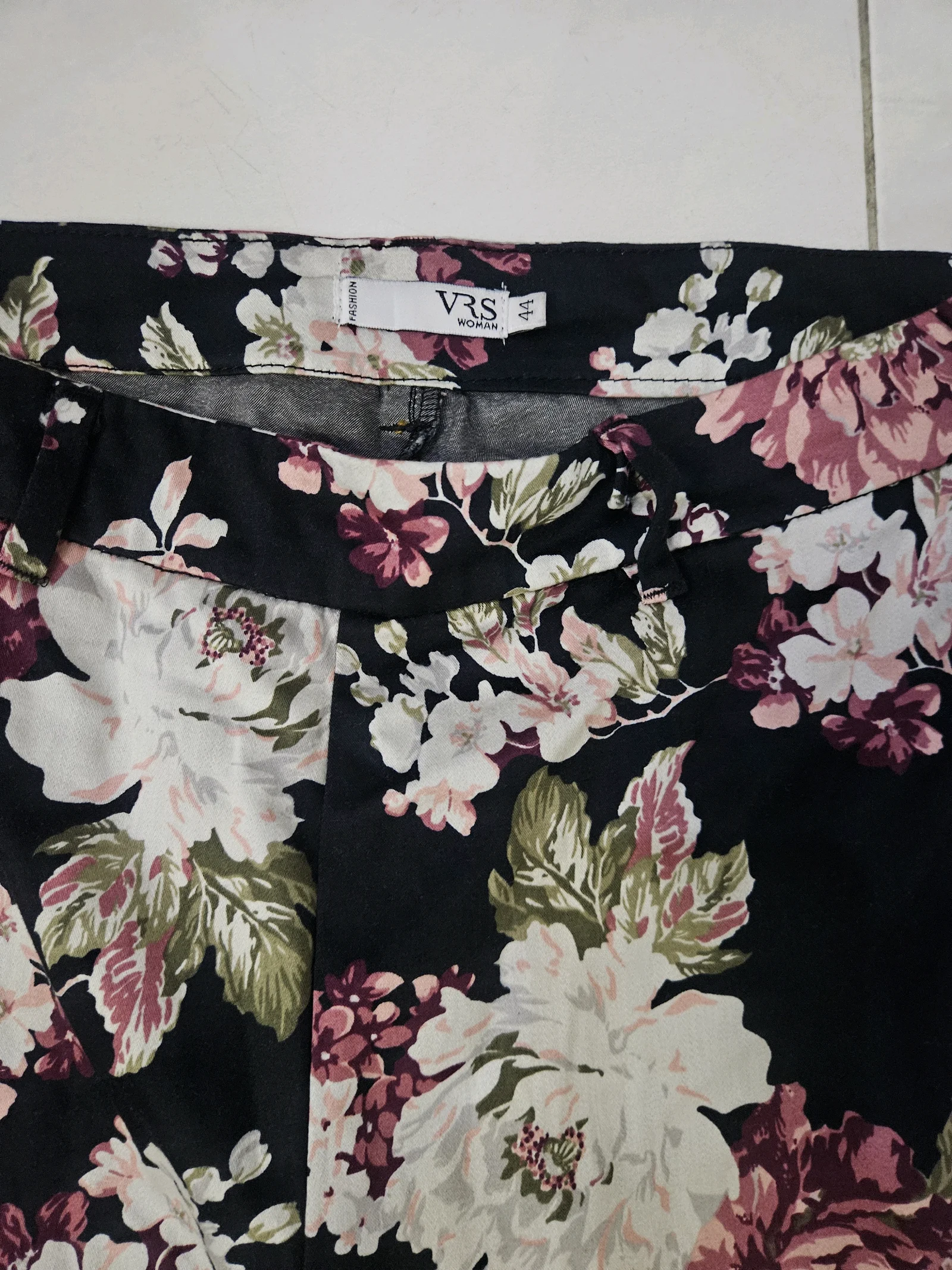 VRS Woman Floral Print three-quarter pants media 3