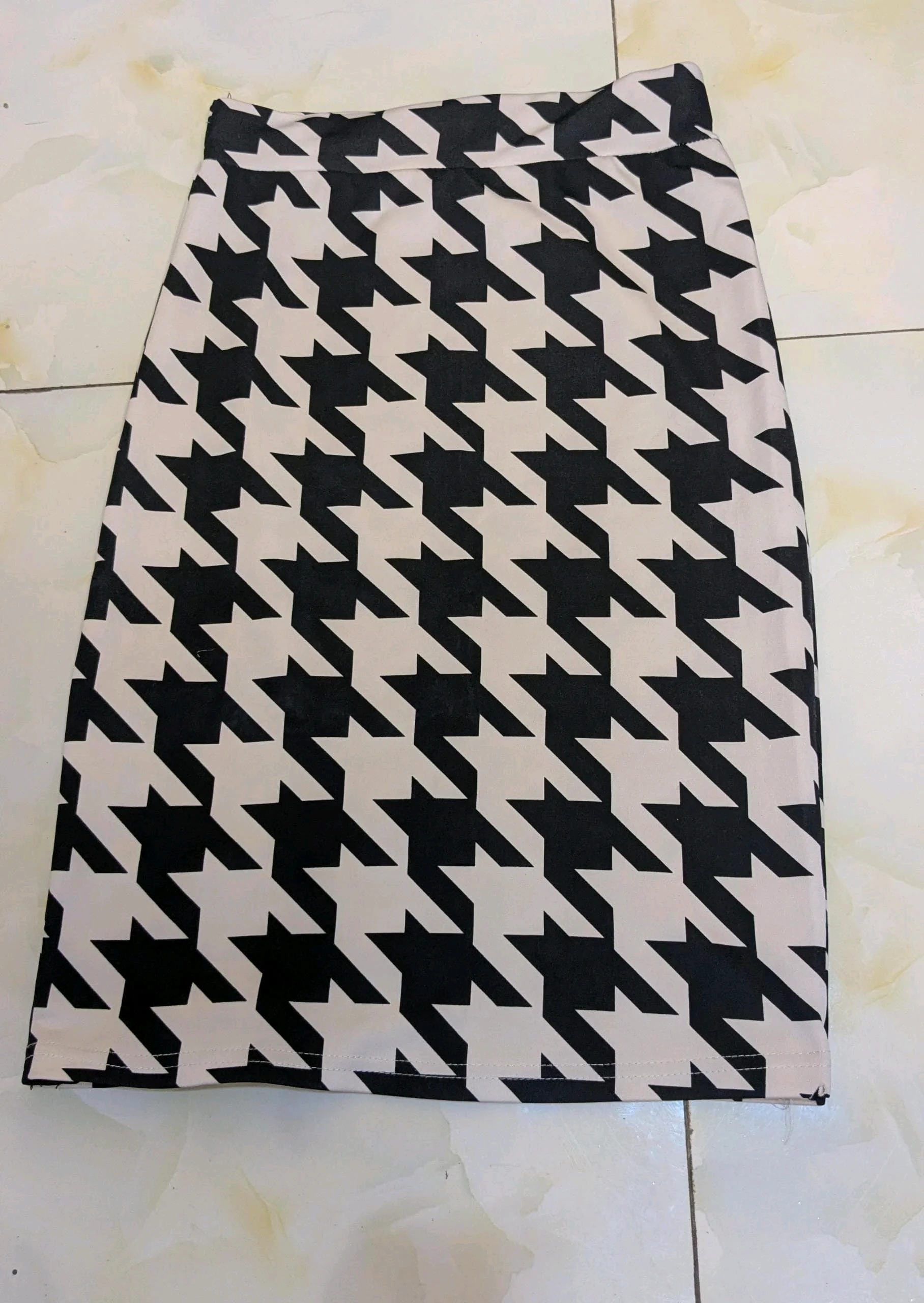 Chic Houndstooth Pencil Skirt